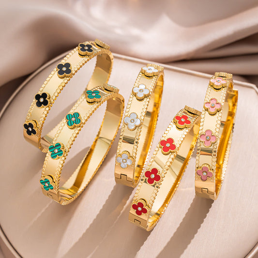 Pulsera minimalista de trébol de cuatro hojas para mujer en acero de titanio con incrustaciones de diamantes de imitación y baño antidesgaste