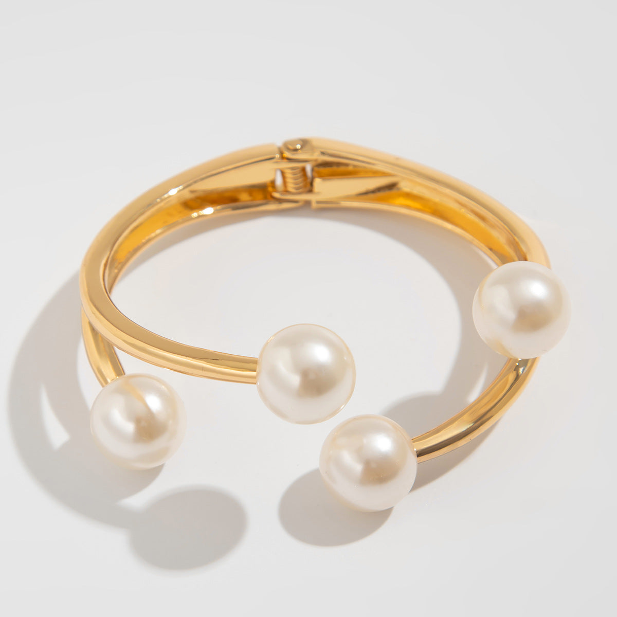 Pulsera vintage tejida de estilo francés con detalles de perlas de imitación y brazalete abierto pulido con patrón de diamante martillado