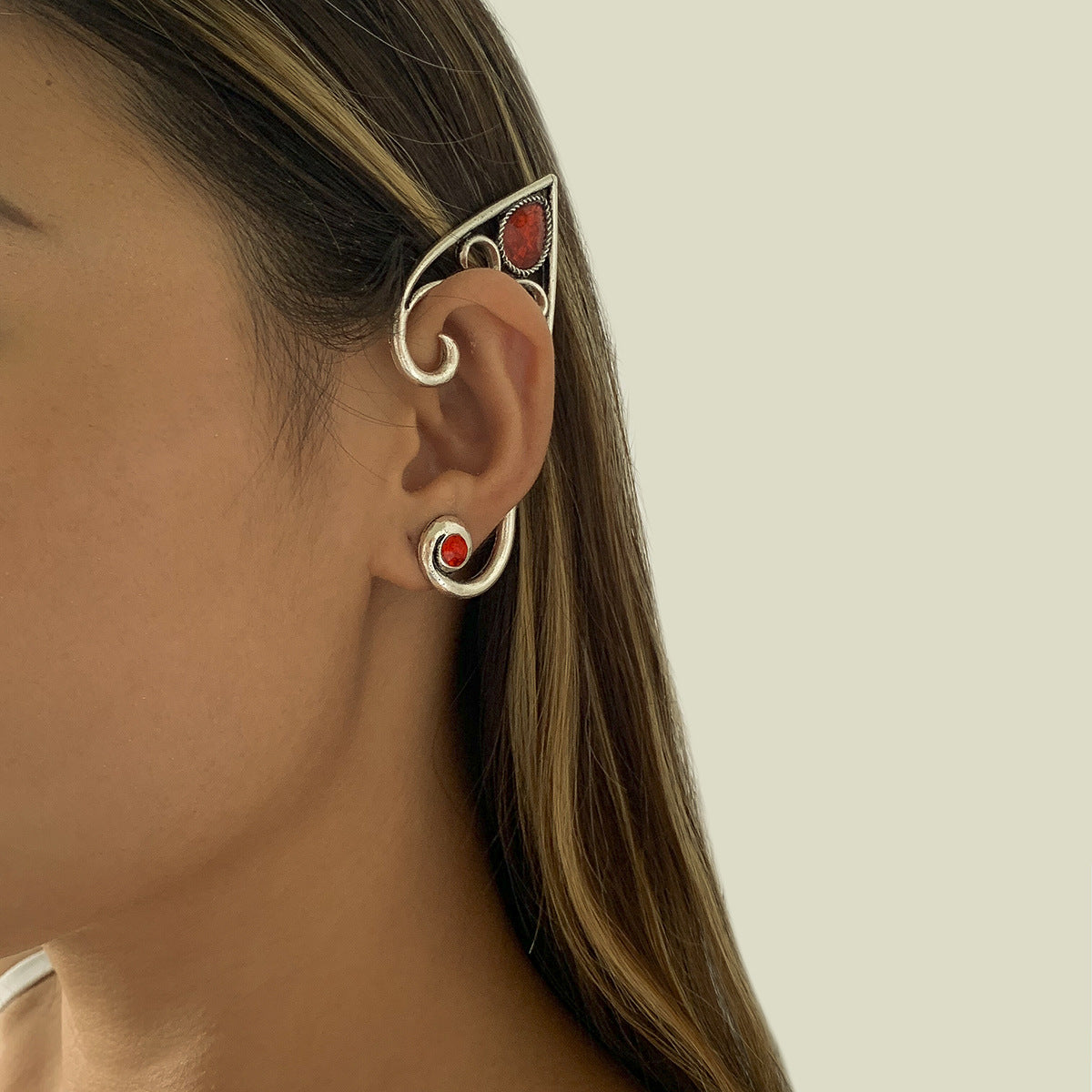 Pendiente de oreja gótico vintage con gema roja y contorno de hada para mujer, con cuerpo metálico de forma geométrica y acabado galvanizado