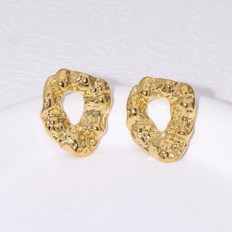 Orecchini a perno da donna minimalisti in acciaio inossidabile con texture irregolare martellata e placcatura in oro 18 carati