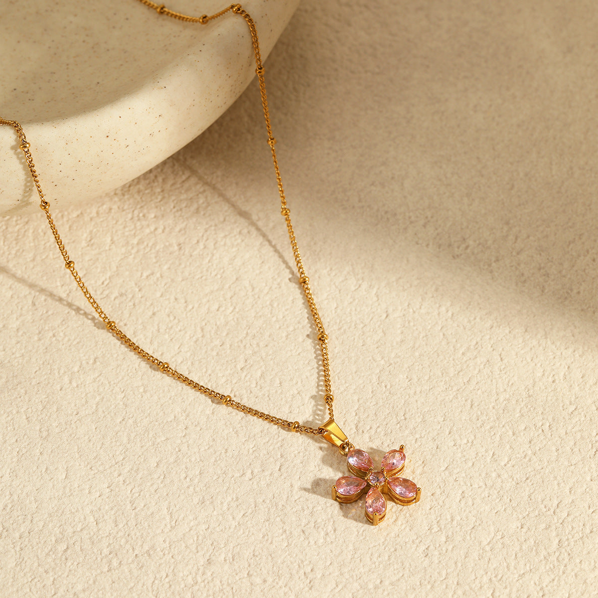 Elegante Collar Minimalista con Colgante en Forma de Pétalo de Acero Inoxidable con Baño de Oro de 18K para Mujer