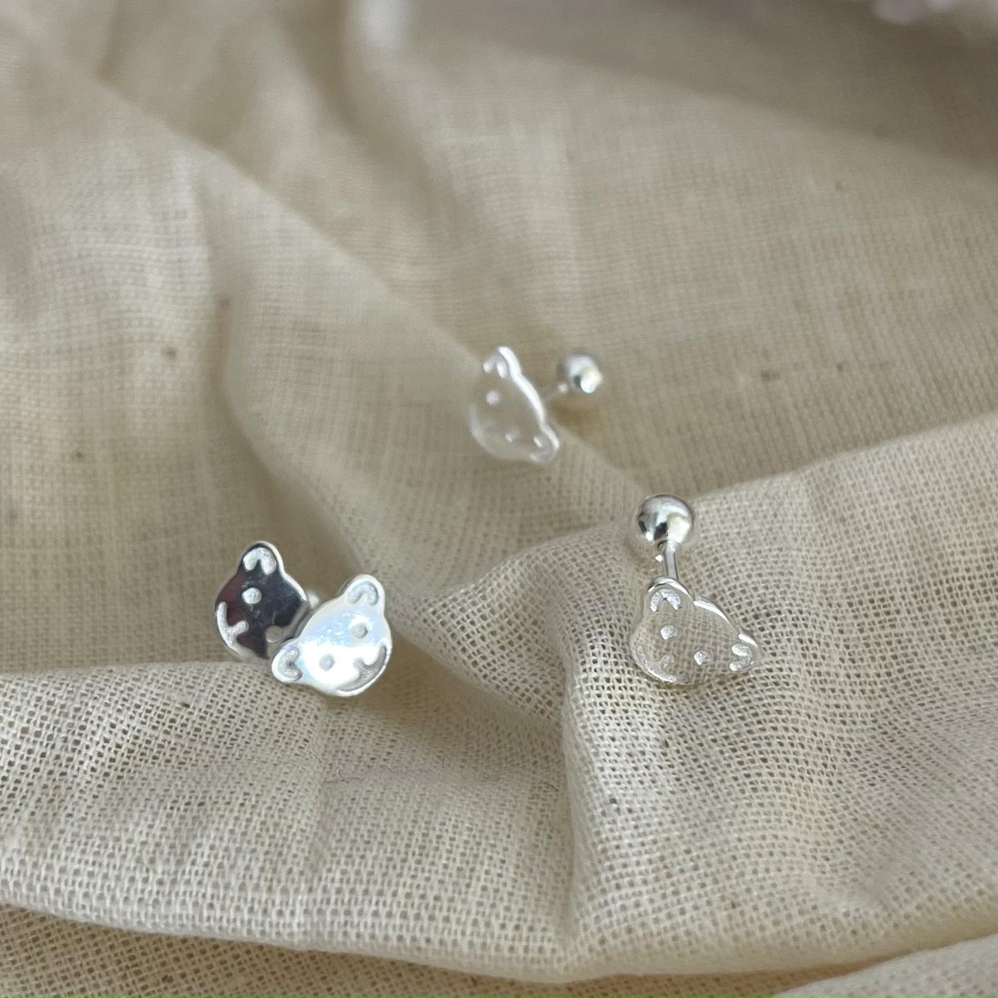 Pendientes de rosca minimalistas con forma de oso de plata de ley 925 para mujer con detalle geométrico