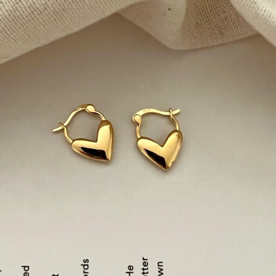Orecchini a perno da donna minimalisti a forma di cuore in argento sterling 925 con finitura placcata
