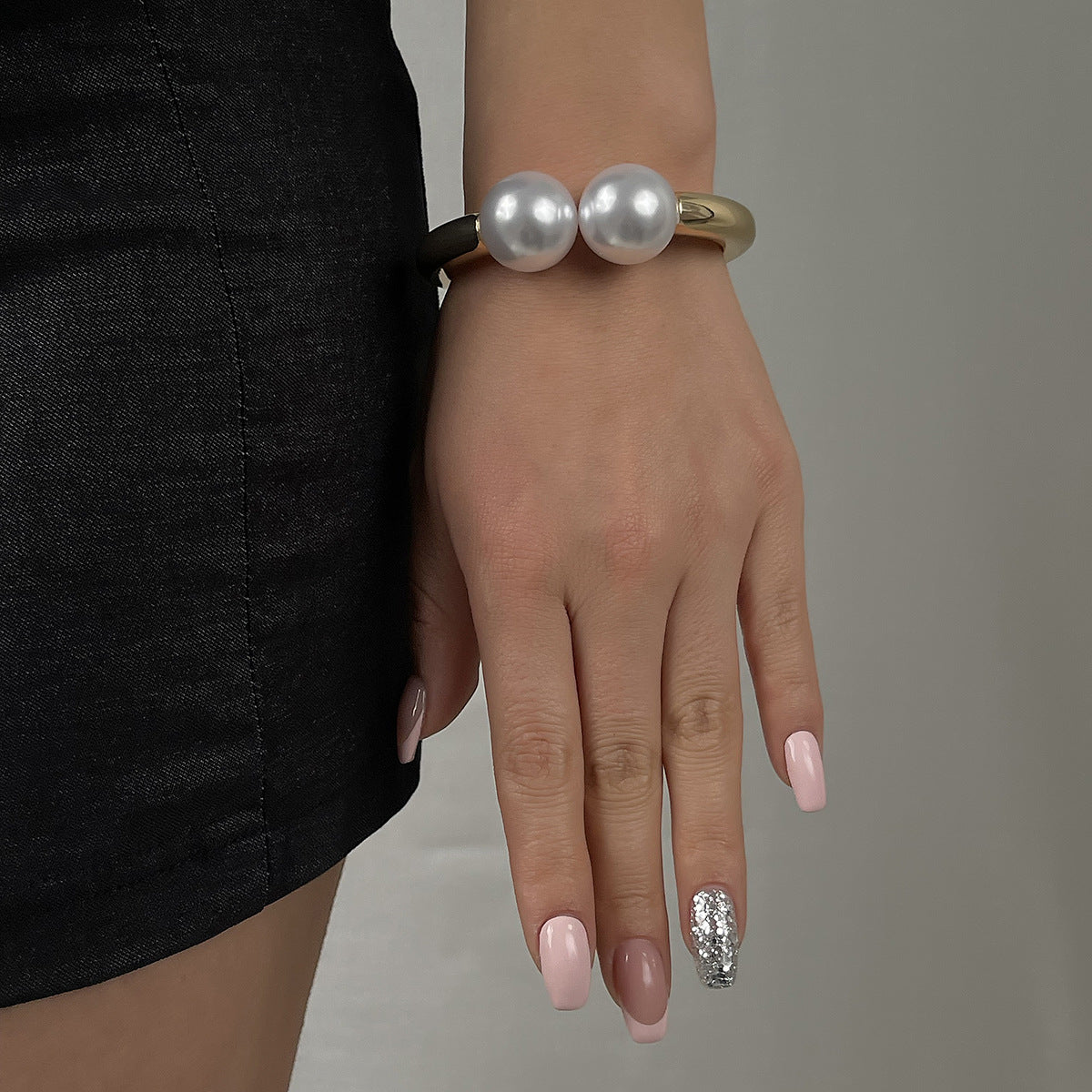 Bracciale primaverile esagerato con perle geometriche in lega con finitura galvanica da donna