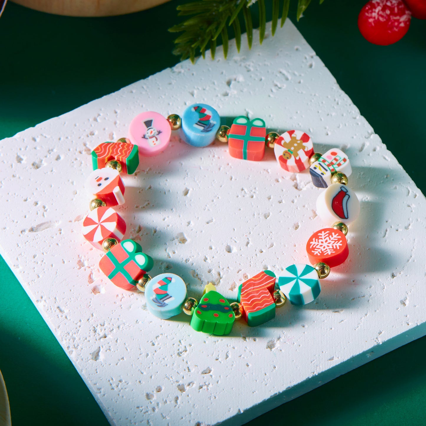 Pulsera navideña hecha a mano de arcilla polimérica para mujer con dijes de copo de nieve y Papá Noel. Joyería festiva para las fiestas.