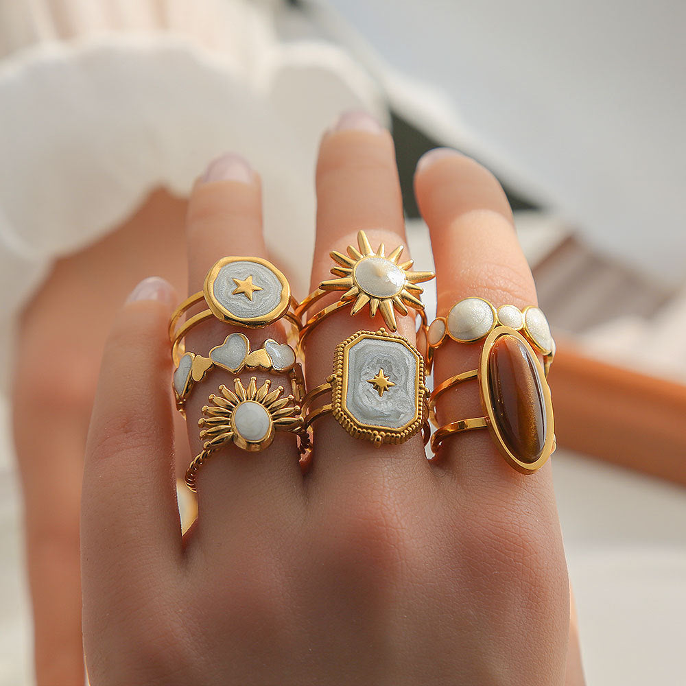 Anello Minimalista a Cuore da Donna in Acciaio Inox con Placcatura Oro e Accento Floreale Geometrico