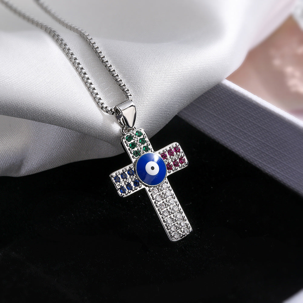 Collana con ciondolo a croce geometrica minimalista da donna con base in rame placcata in vero oro e intarsio di zirconi