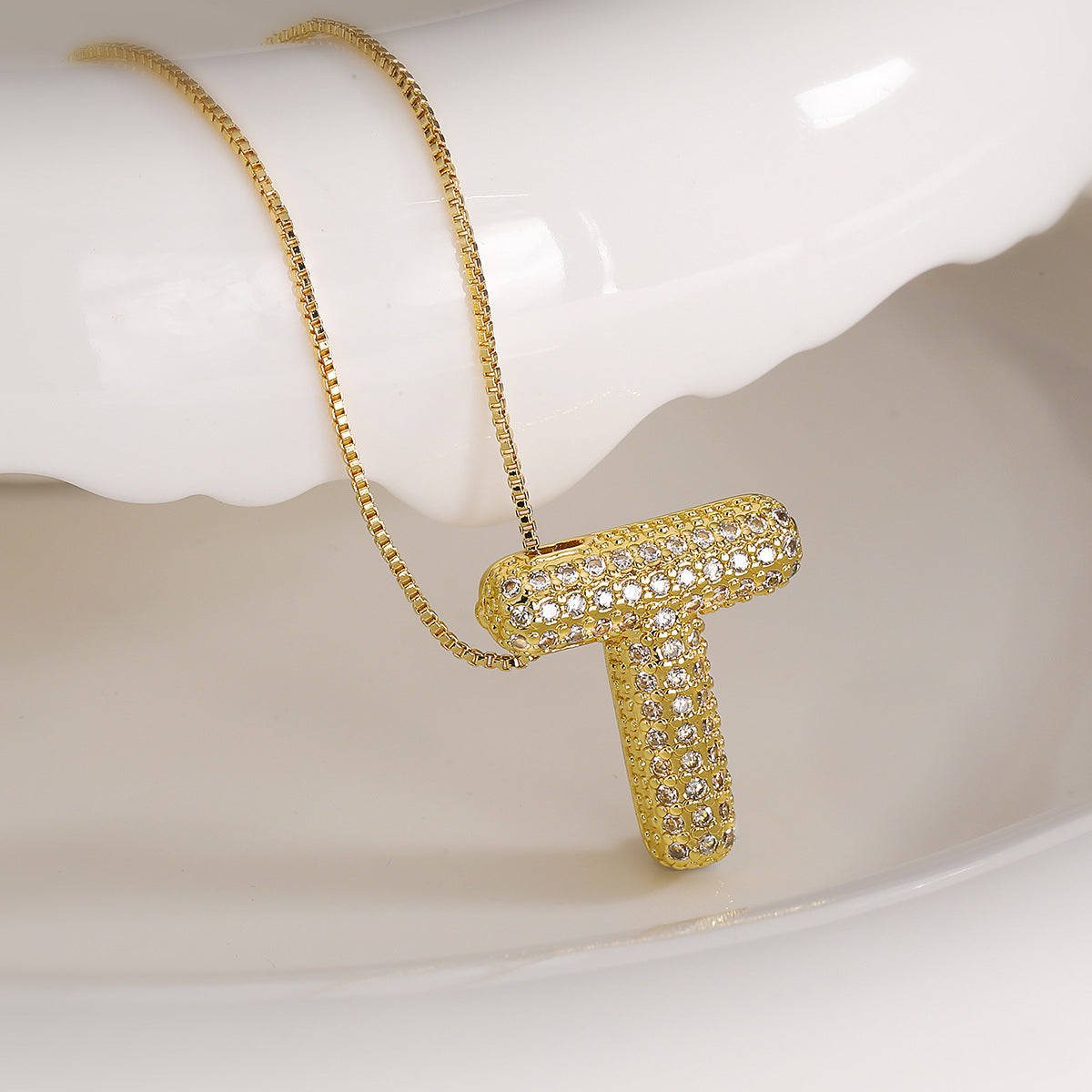 Collana con ciondolo a lettera geometrica minimalista da donna con intarsio in zircone in rame