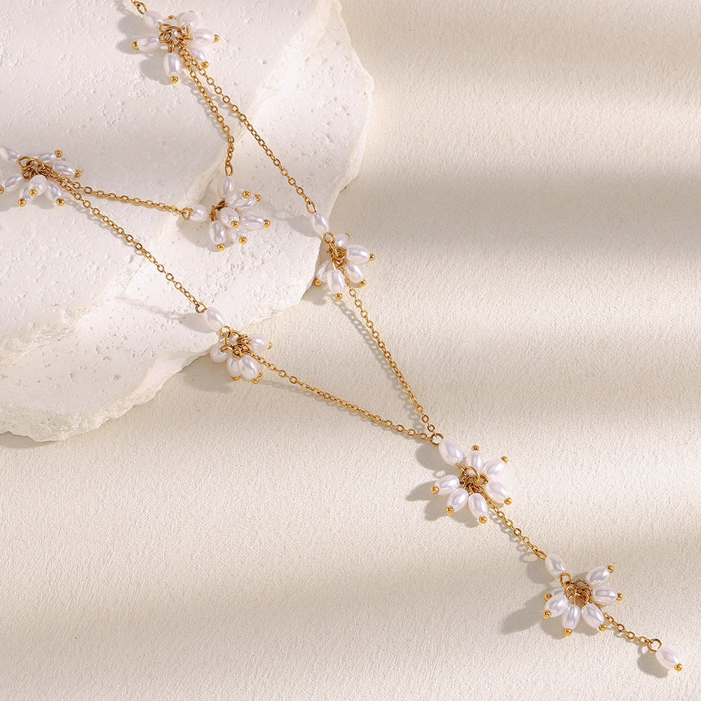 Collana con Pendente Floreale Minimalista in Acciaio Inossidabile con Placcatura in Oro 18K e Dettagli Effetto Perla, Design Stratificato Leggero da Donna