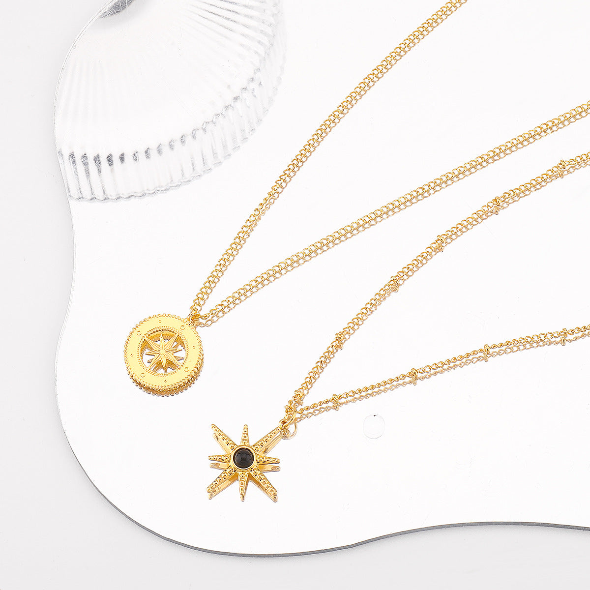 Minimalist Eight-Pointed Star Pendant Necklace for Women in Iron with Plated Finish