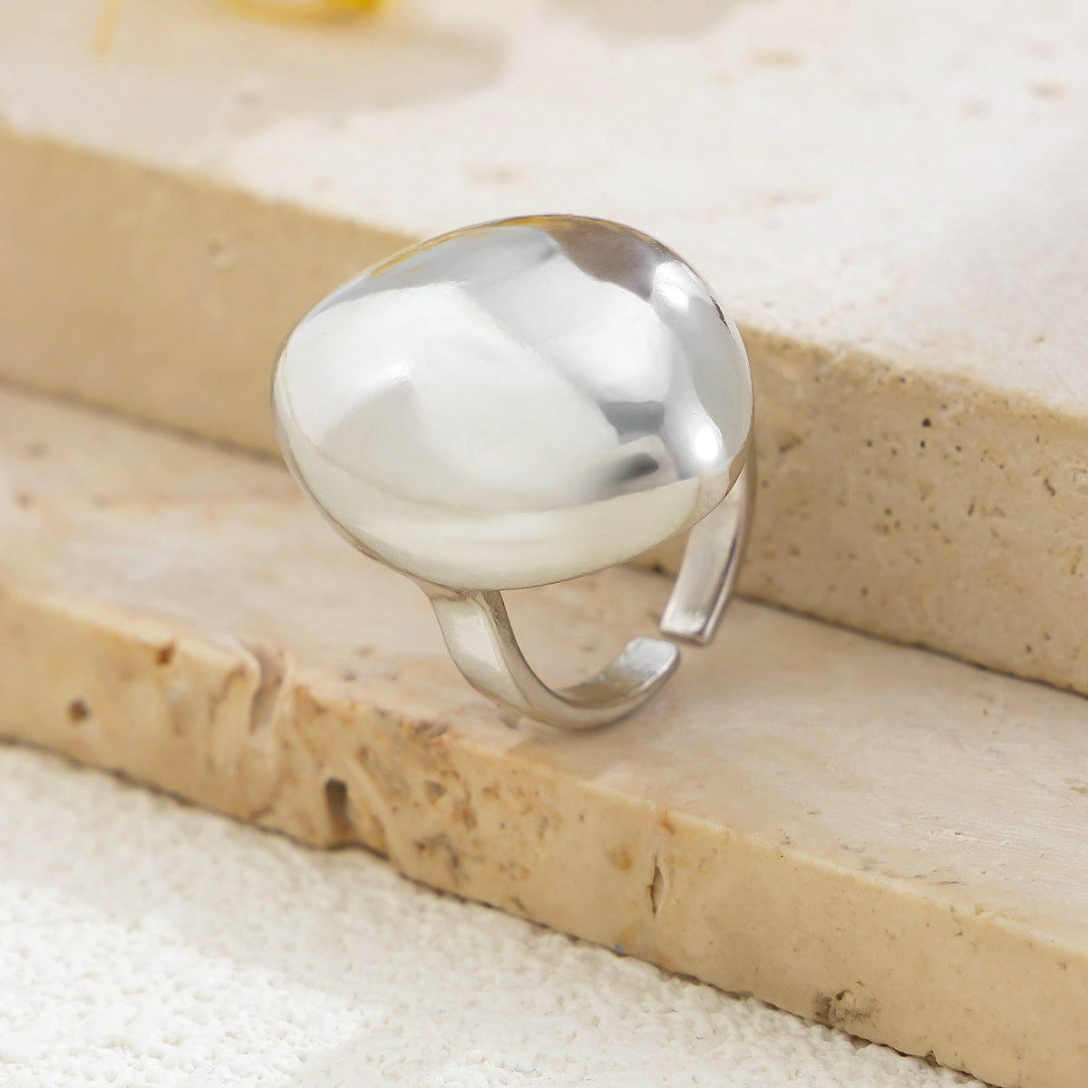 Anillo de aleación con forma de onda minimalista y geométrica para mujer, con acabado pulido y diseño de banda abierta
