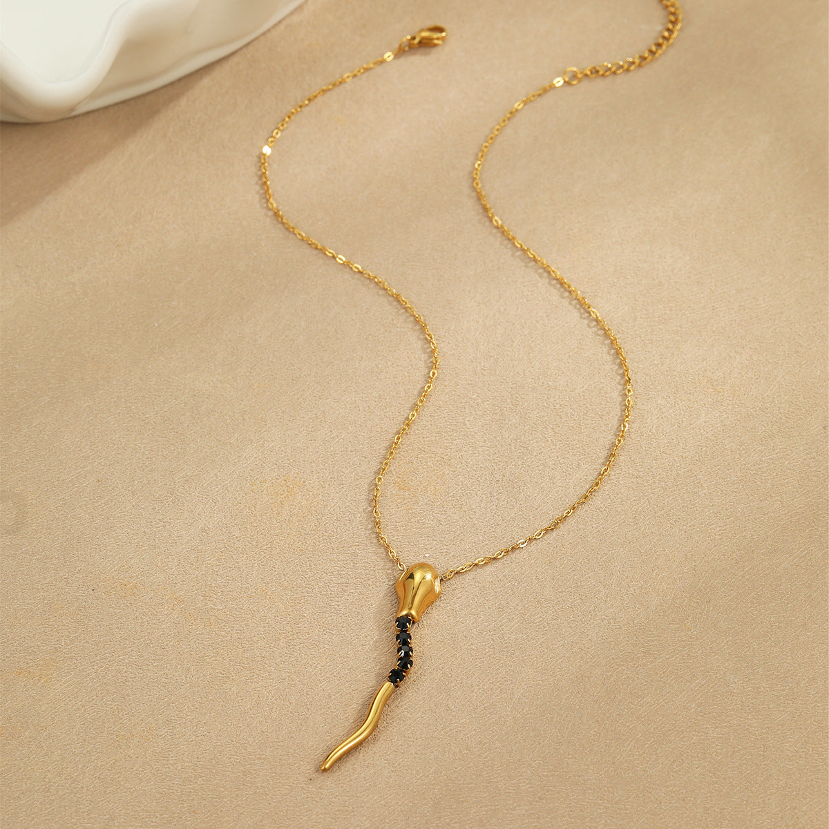 Collar con colgante de cobra geométrica a la moda en acero inoxidable con acabado chapado para mujer