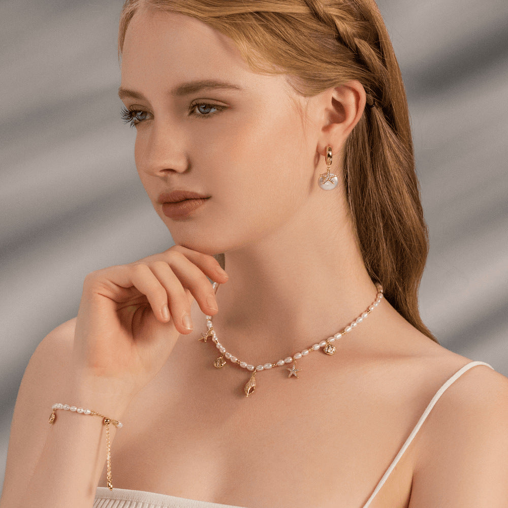 Collar de barra con dije de perla y concha de latón chapado en oro, informal