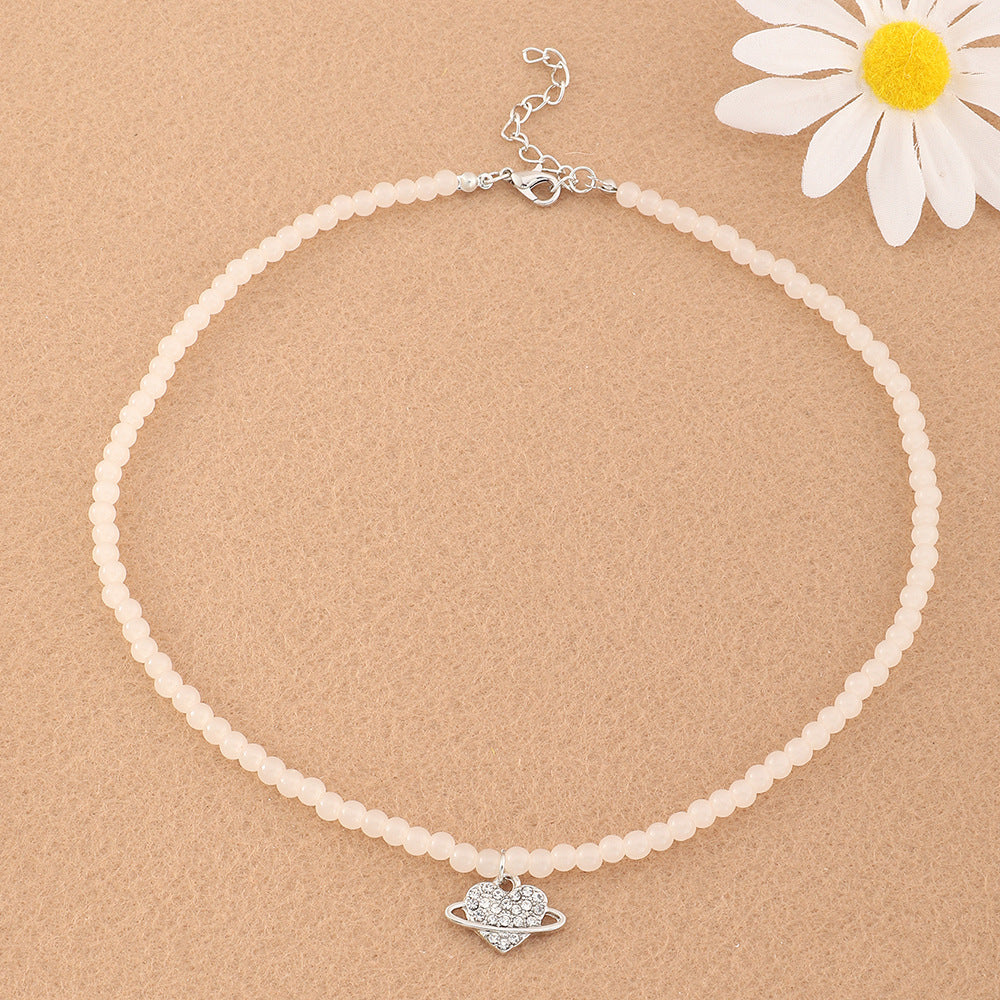 Collana con ciondolo a forma di cuore e pianeta in stile minimalista per ragazze, con perline in resina e intarsi in strass su catena a maglie tonde