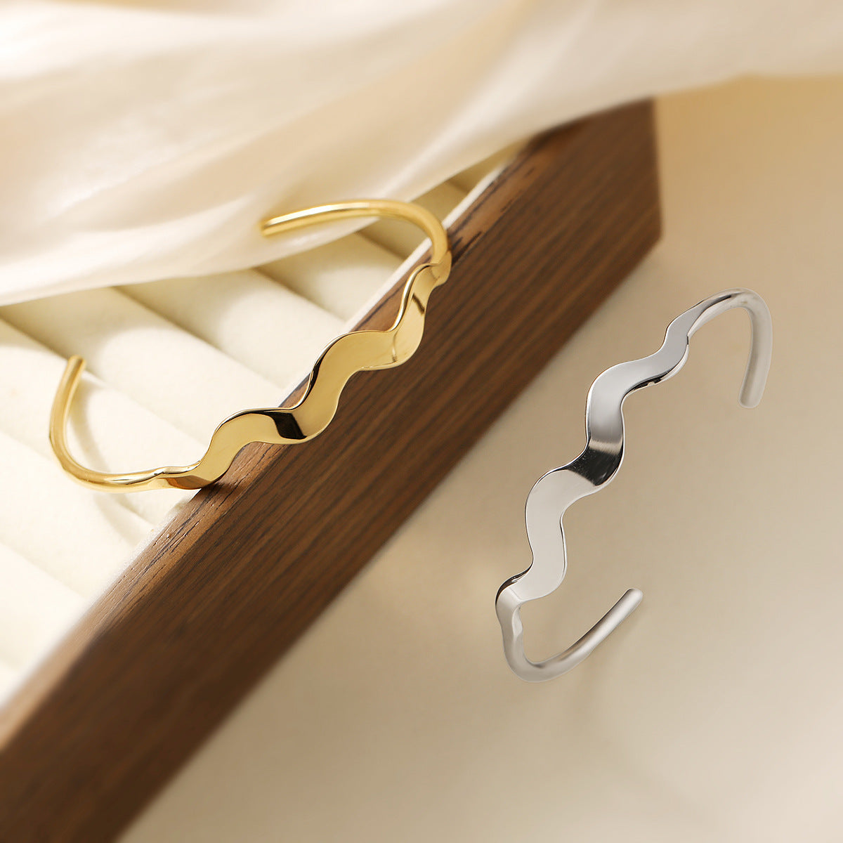 Bracciale Minimalista con Onda di Lusso da Donna in Acciaio Inossidabile Placcato Oro 18K