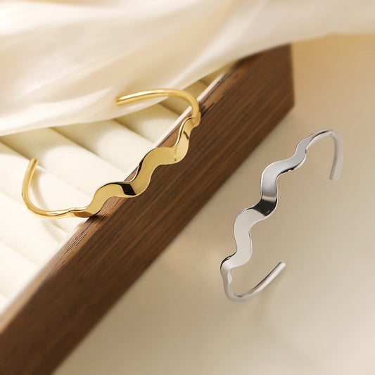 Pulsera Ondulada de Lujo Minimalista para Mujer Hecha de Acero Inoxidable con Baño de Oro de 18K