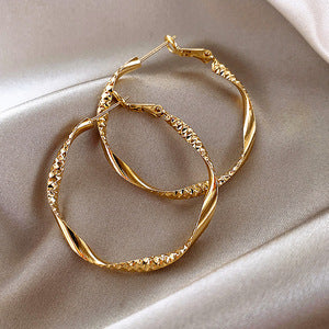 Orecchini a farfalla geometrici chic con perle d'acqua dolce e intarsio di zirconi su perni in argento sterling 925
