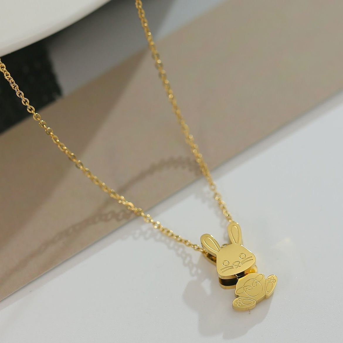 Collana da Donna in Acciaio al Titanio a Forma di Coniglio Carino con Design Minimalista e alla Moda, Catena a Medaglione Ipoallergenica