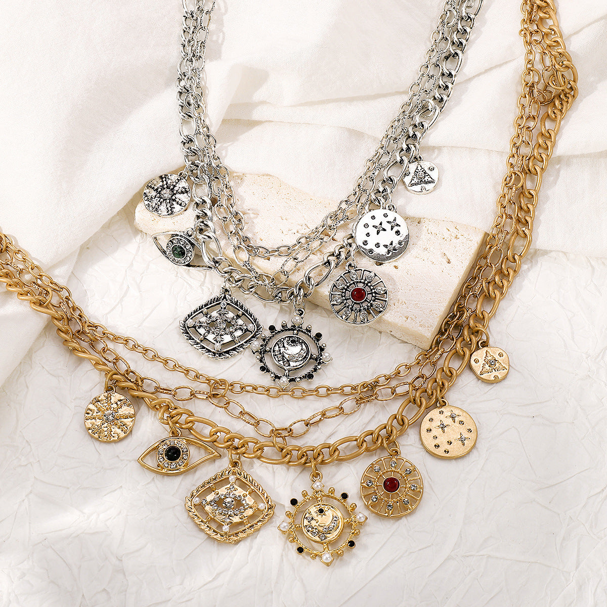 Collar con colgante de ojo de demonio hueco geométrico atrevido para mujer con base de aleación e incrustaciones de diamantes de imitación, acabado galvanizado, cadena de clavícula