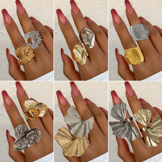 Anello da donna minimalista asimmetrico in lega a forma di foglia con superficie testurizzata e design a fascia aperta