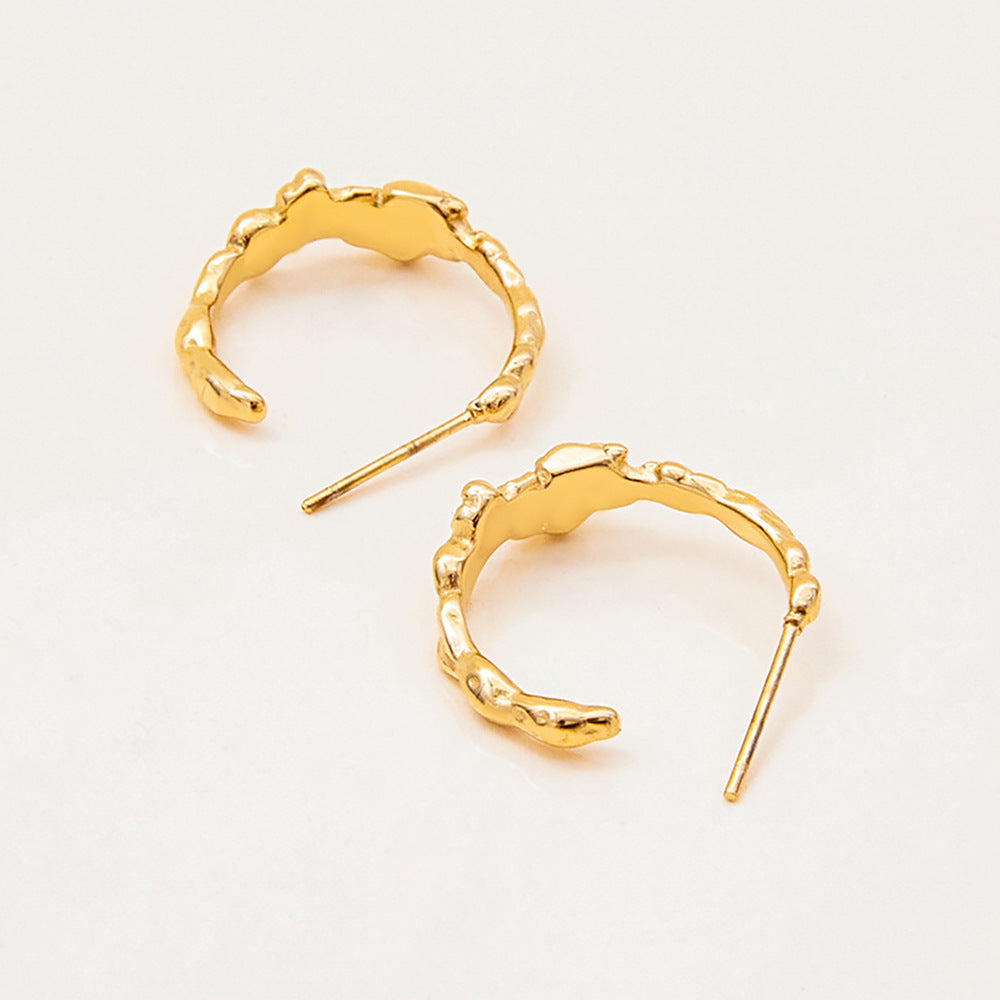 Pendientes de botón minimalistas geométricos en forma de C de acero inoxidable con incrustaciones de diamantes de imitación y acabado chapado con textura martillada