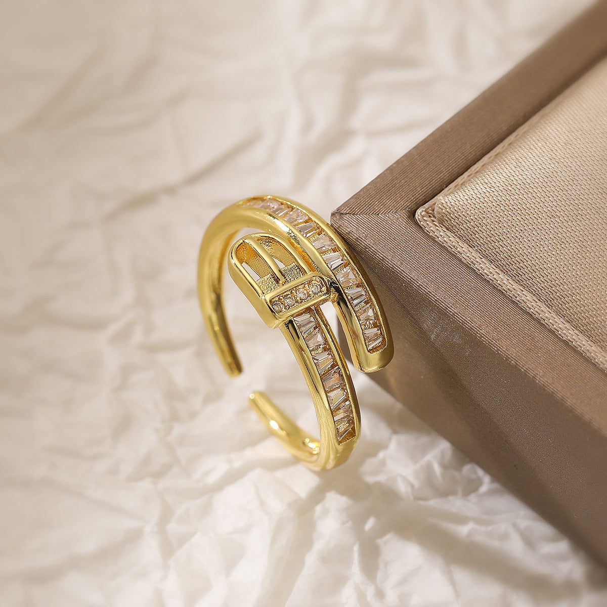 Anello Minimalista Geometrico in Rame con Placcatura in Oro 18K e Intarsio in Zircone per Donna Anello alla Moda Regolabile