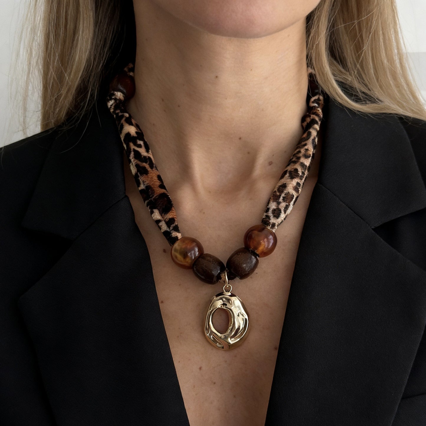 Vintage Leopard Print Resin Heart Pendant Necklace with Pearl and Alloy Details for Women