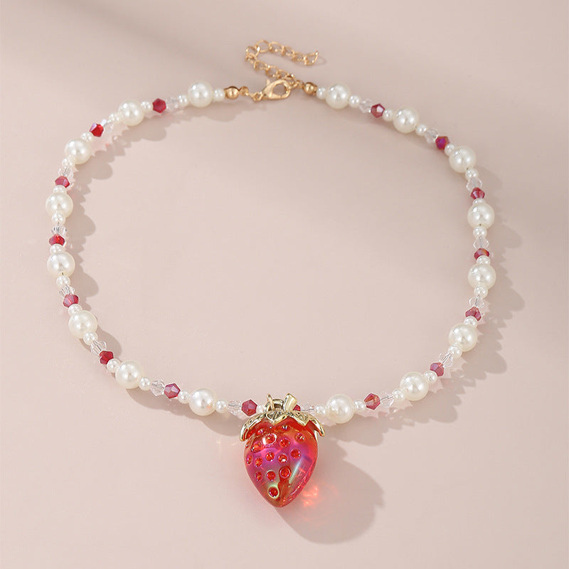 Collar con colgante en forma de fresa para niñas con detalles de cristal de colores arcoíris en cadena de cuentas