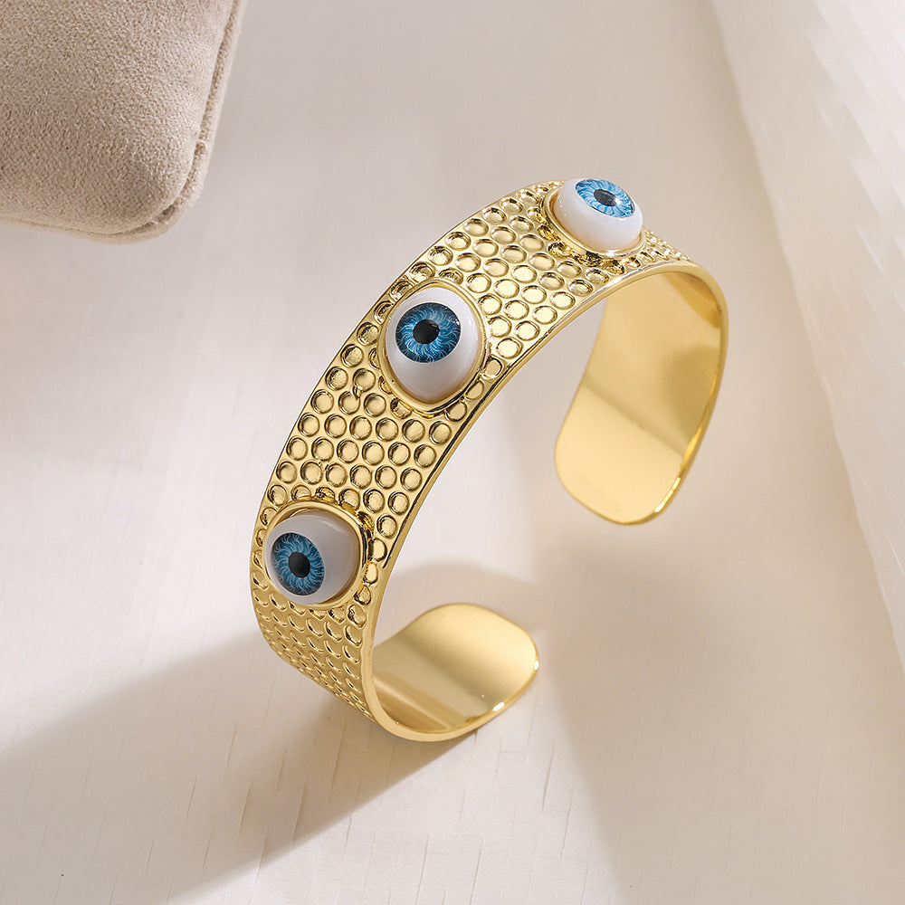 Bracciale rigido aperto geometrico da donna con base in rame e placcatura in oro 18 carati con design a occhio di Allah