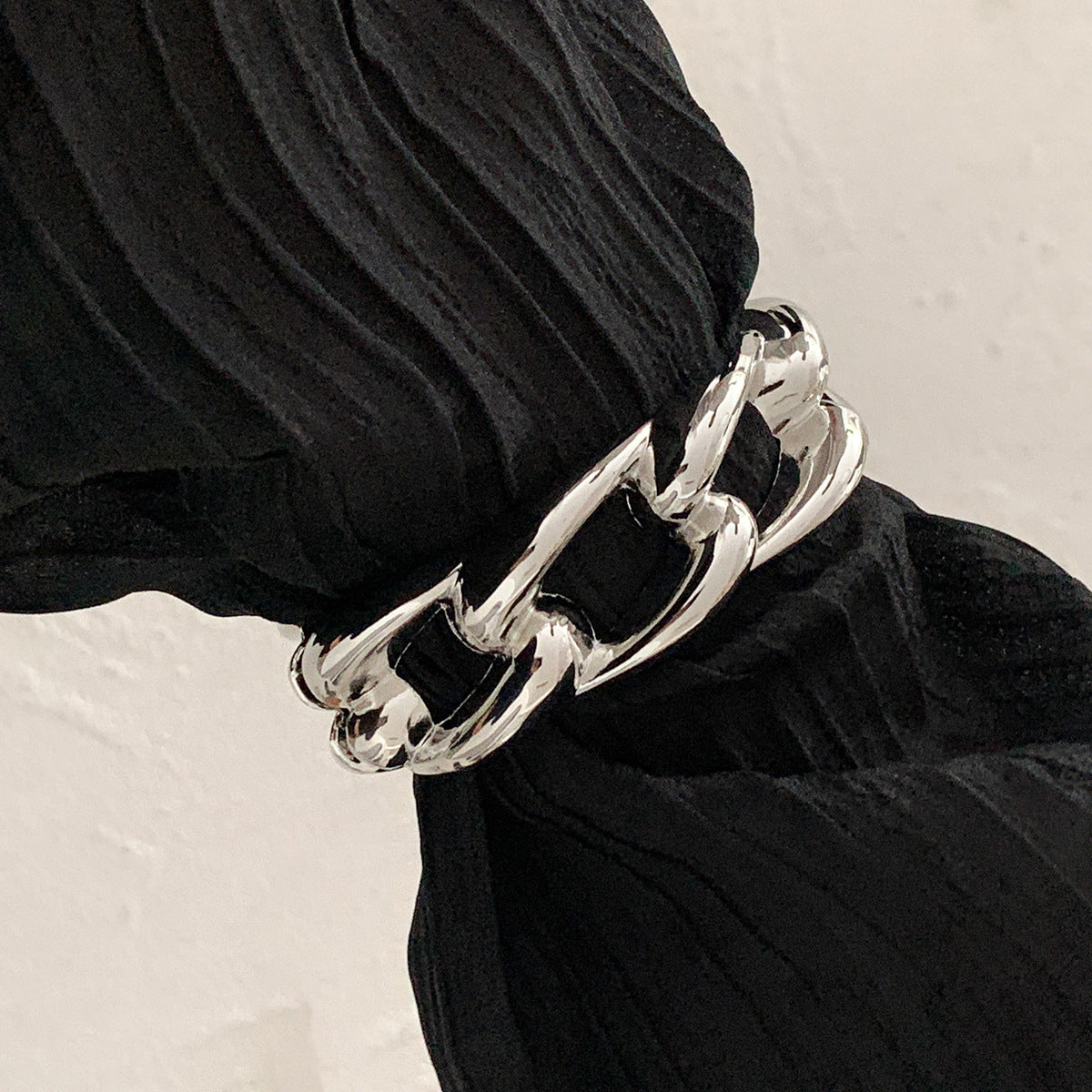 Bracciale rigido in metallo geometrico di ispirazione vintage con perle artificiali e finitura placcata