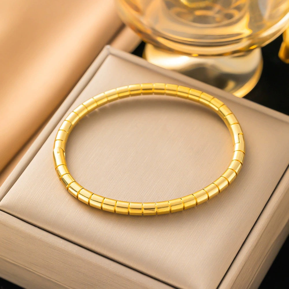 Bracciale Minimalista da Donna in Acciaio al Titanio con Segmenti di Bambù, Finitura Placcata e Superficie Liscia Lucida
