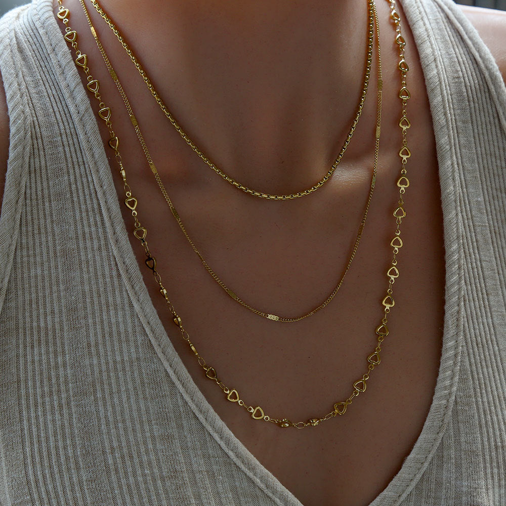 Collana con ciondolo a tre strati a forma di cuore minimalista da donna in acciaio al titanio placcato oro 18 carati