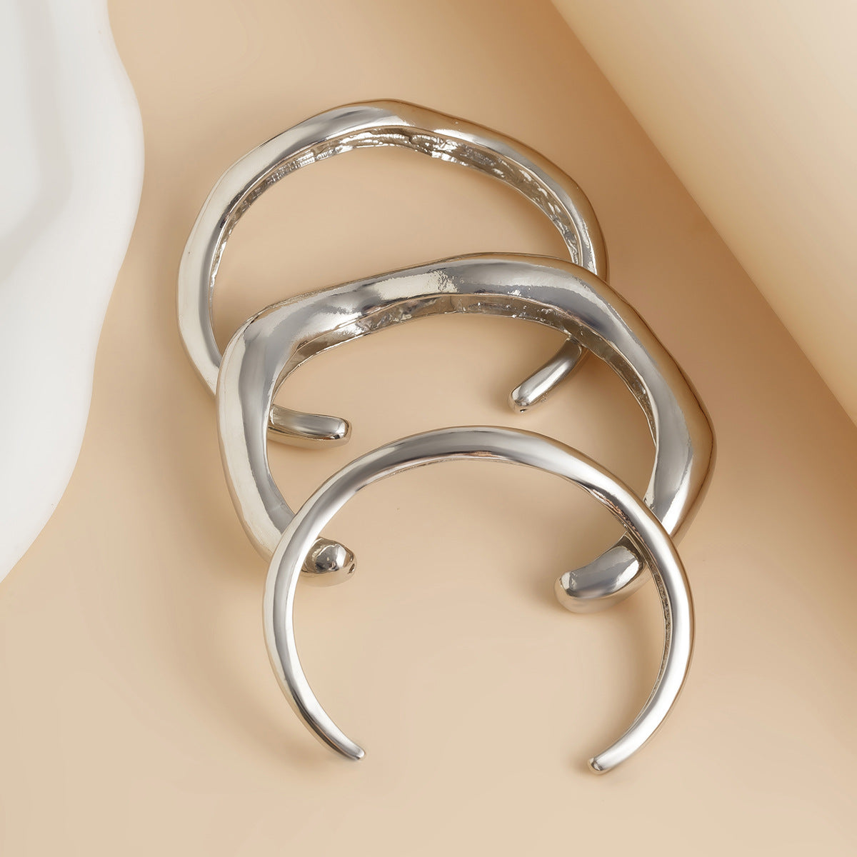 Bracciale rigido aperto Punk a onda irregolare in lega con finitura galvanica