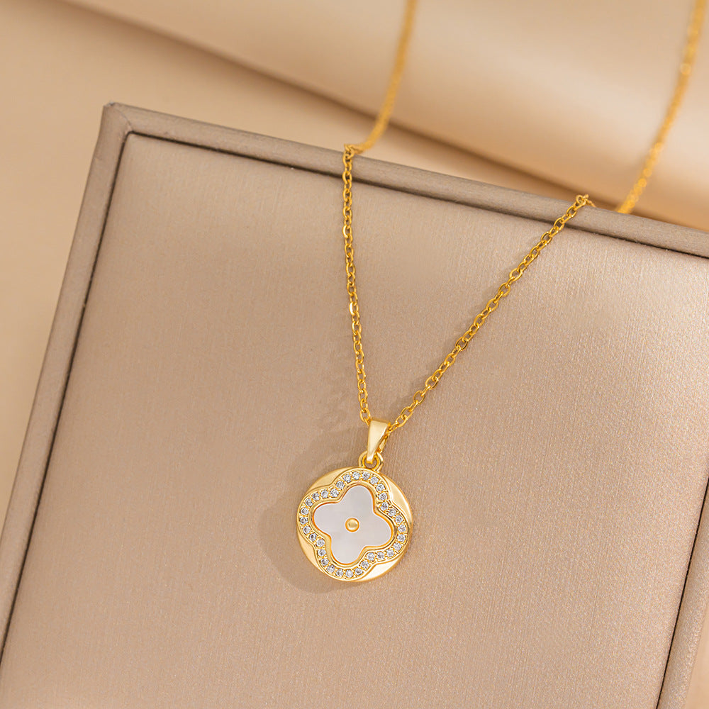 Collana da Donna in Acciaio al Titanio a Forma di Quadrifoglio Minimalista con Zirconi e Finitura Galvanizzata