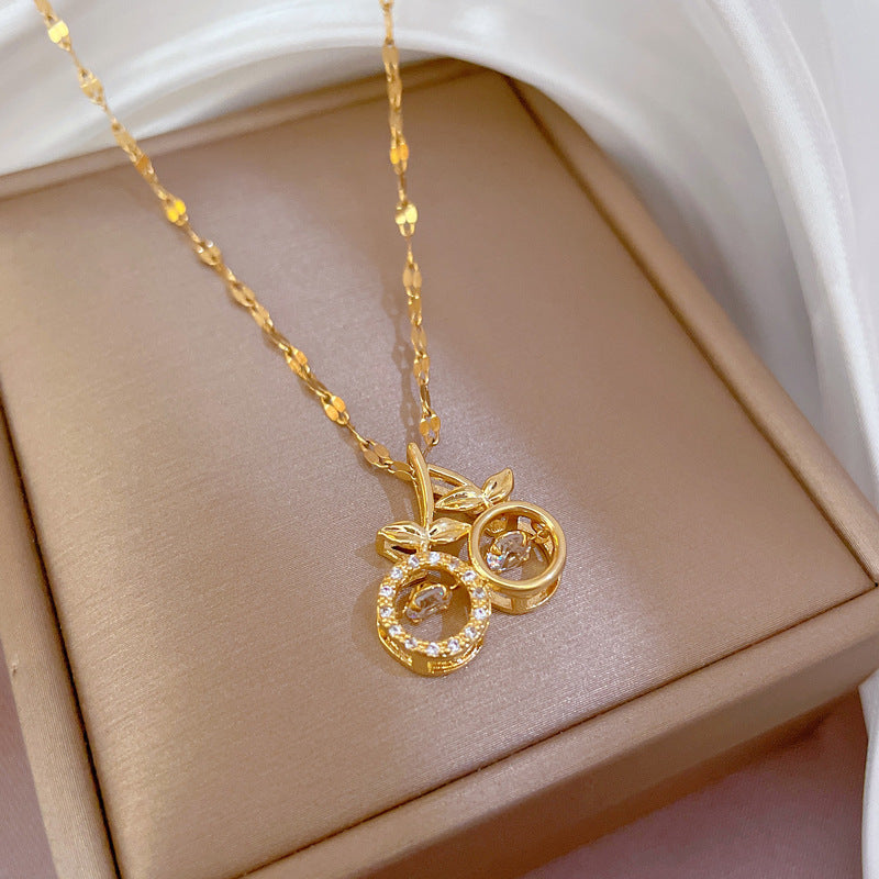 Collana da donna con ciondolo a ciliegia geometrica in acciaio al titanio di lusso, catena delicata per clavicola con intarsio in strass micro-pavé