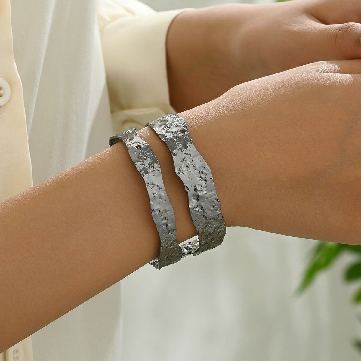 Pulsera de diseño plegable minimalista de lujo en aleación de zinc con acabado chapado para mujer