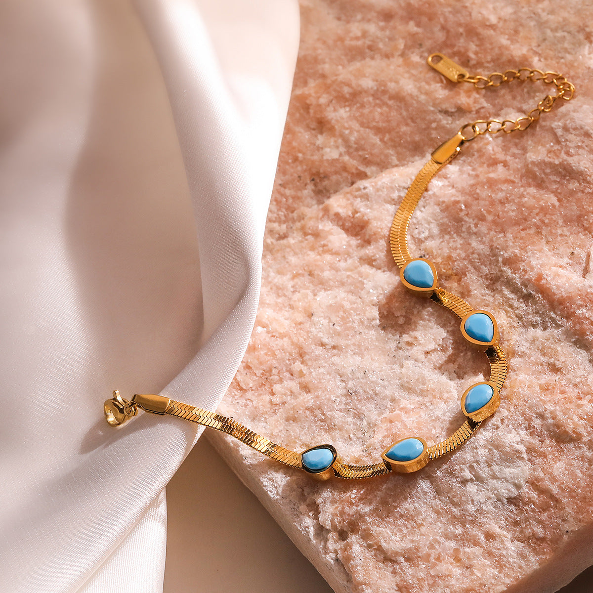 Bracciale da donna in acciaio al titanio, geometrico minimalista, placcato oro e con intarsio in turchese