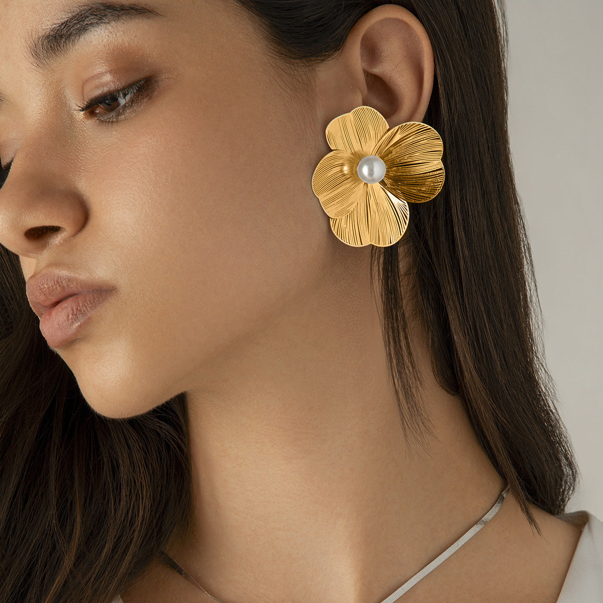 Collana Pendente Foglia di Ginkgo e Floreale Dolce e Audace con Dettagli di Perle Imitazione, Catena Serpente Stratificata, Lega Elettroplaccata, Dettaglio Nappa