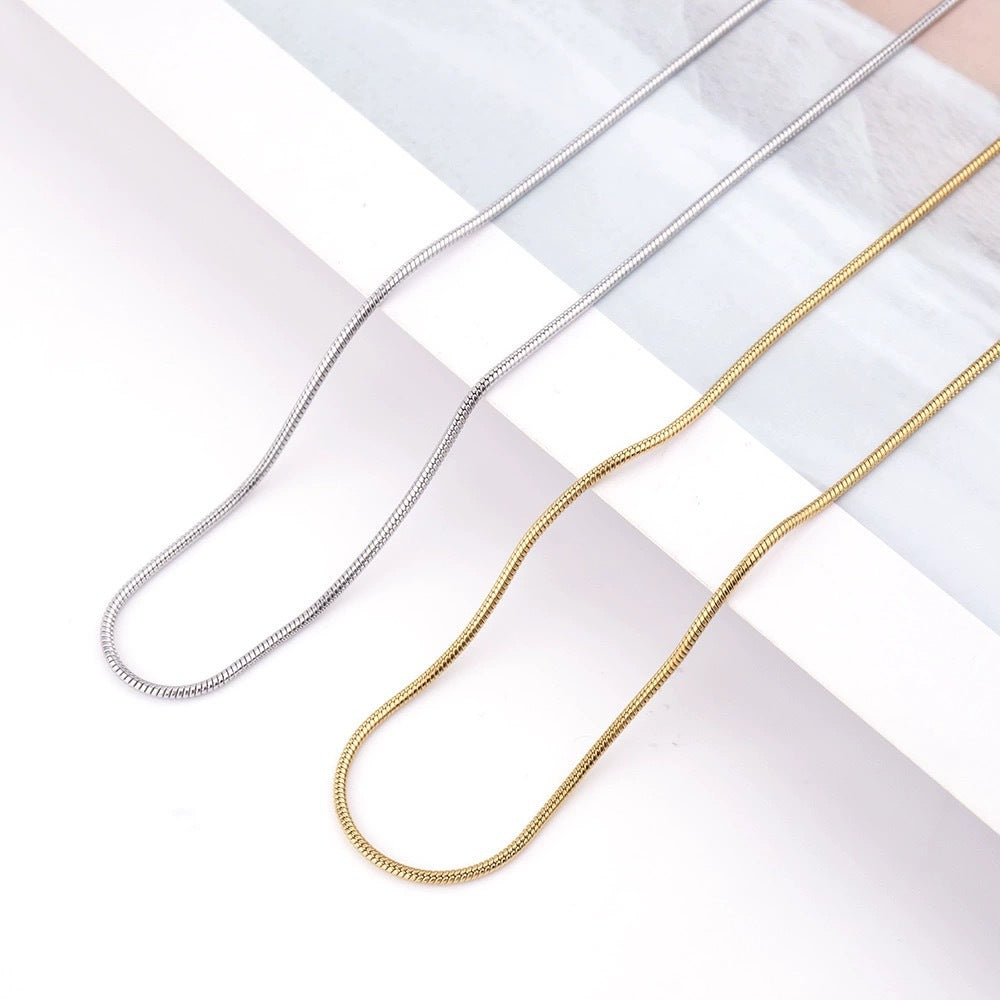 Collana a catena a O in acciaio al titanio minimalista da donna Collana sottile per clavicola senza ciondolo Gioielli in acciaio inossidabile ipoallergenici