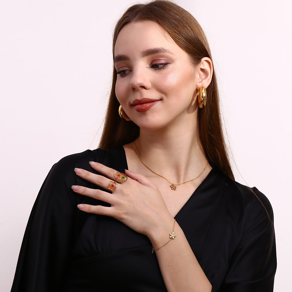 Anillo de acero inoxidable con textura martillada estilo vintage y baño de oro de 18 quilates, diseño floral de banda abierta ovalada para mujer