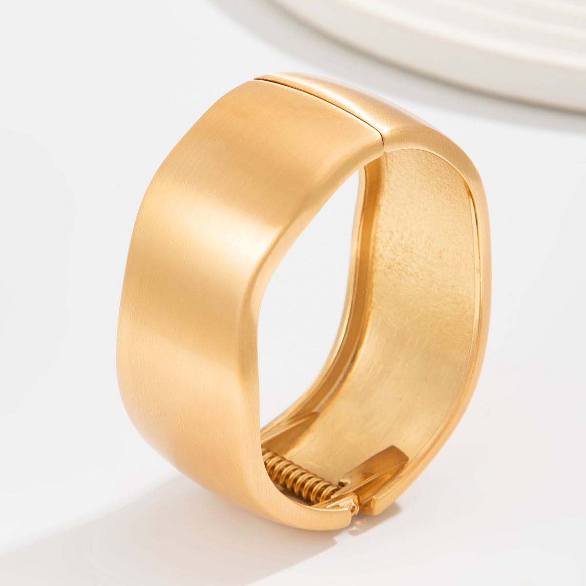 Bracciale in metallo geometrico dolce e spigoloso con finitura lucida e chiusura a molla, bracciale stile punk
