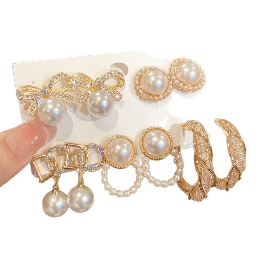 Eleganti orecchini a perno con fiocco vintage e perle, con accenti di strass in acciaio placcato per donne