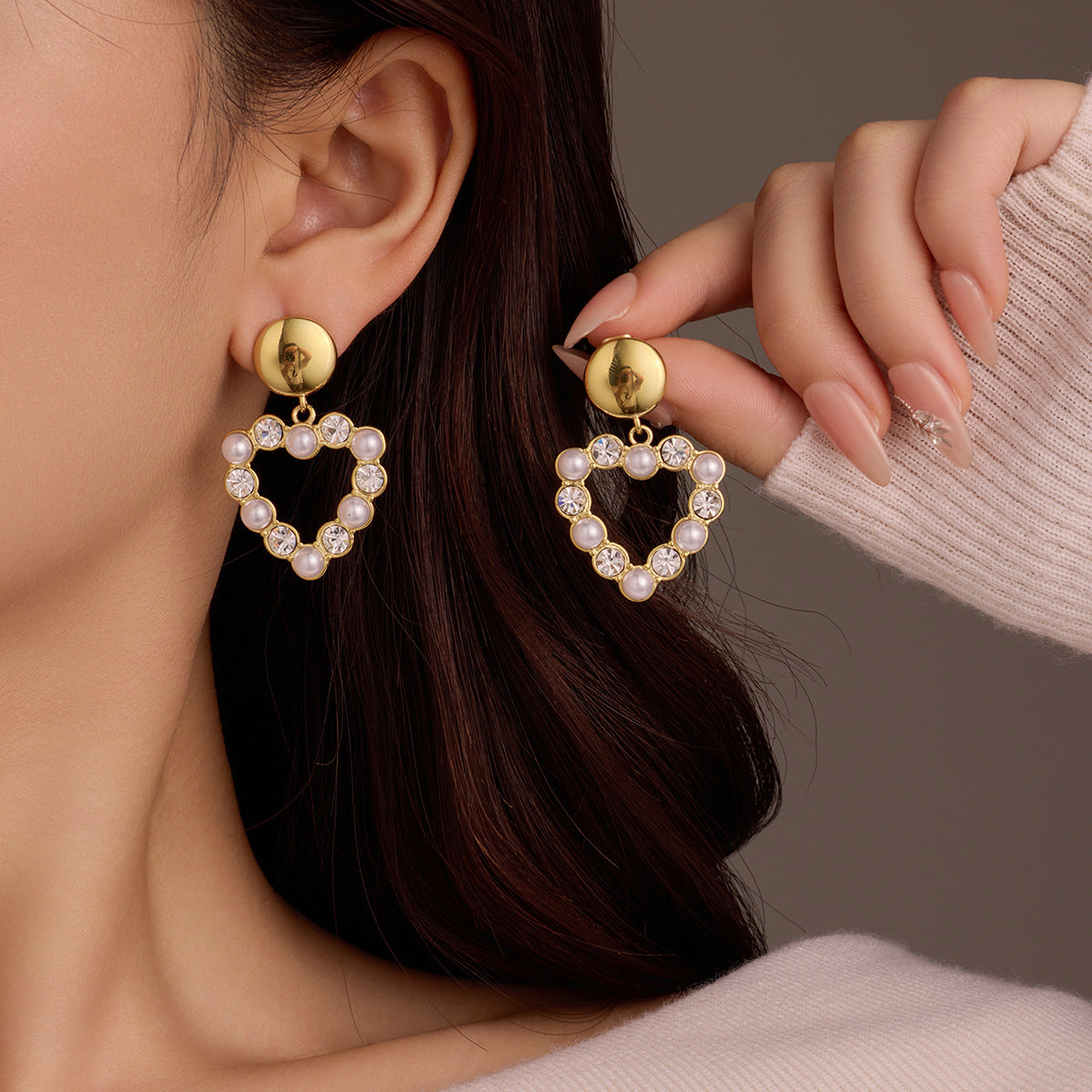 Orecchini a pendente a forma di cuore in acciaio inossidabile alla moda con intarsio di zirconi e perle, finitura placcata, eleganti gioielli per orecchie da donna