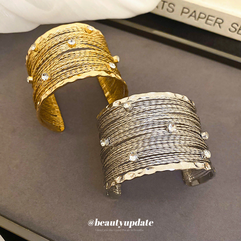 Elegante bracciale multistrato intagliato da donna con finitura in lega placcata, design geometrico, alla moda, per tutti i giorni