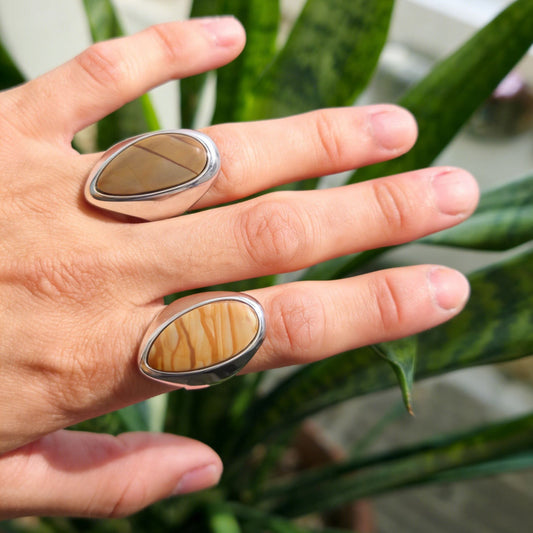 Vintage Style Geometric Wooden Grain Titanium Steel Ring for Women with PVD Vacuum Gold Plating Stainless Steel Band