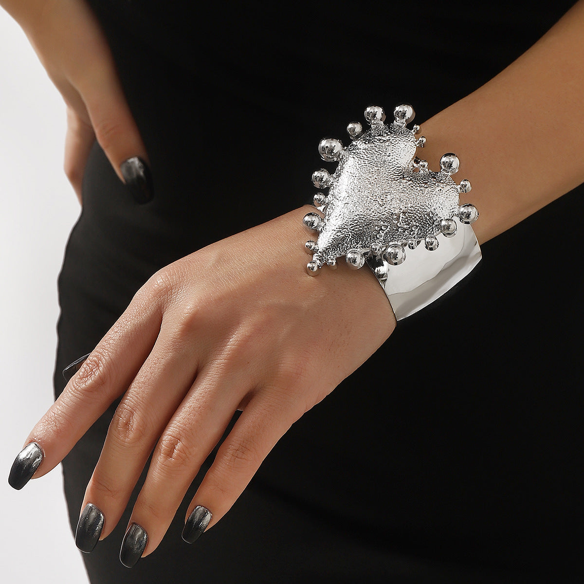 Bracciale rigido da donna vintage a cuore lucidato in lega larga con finitura placcata