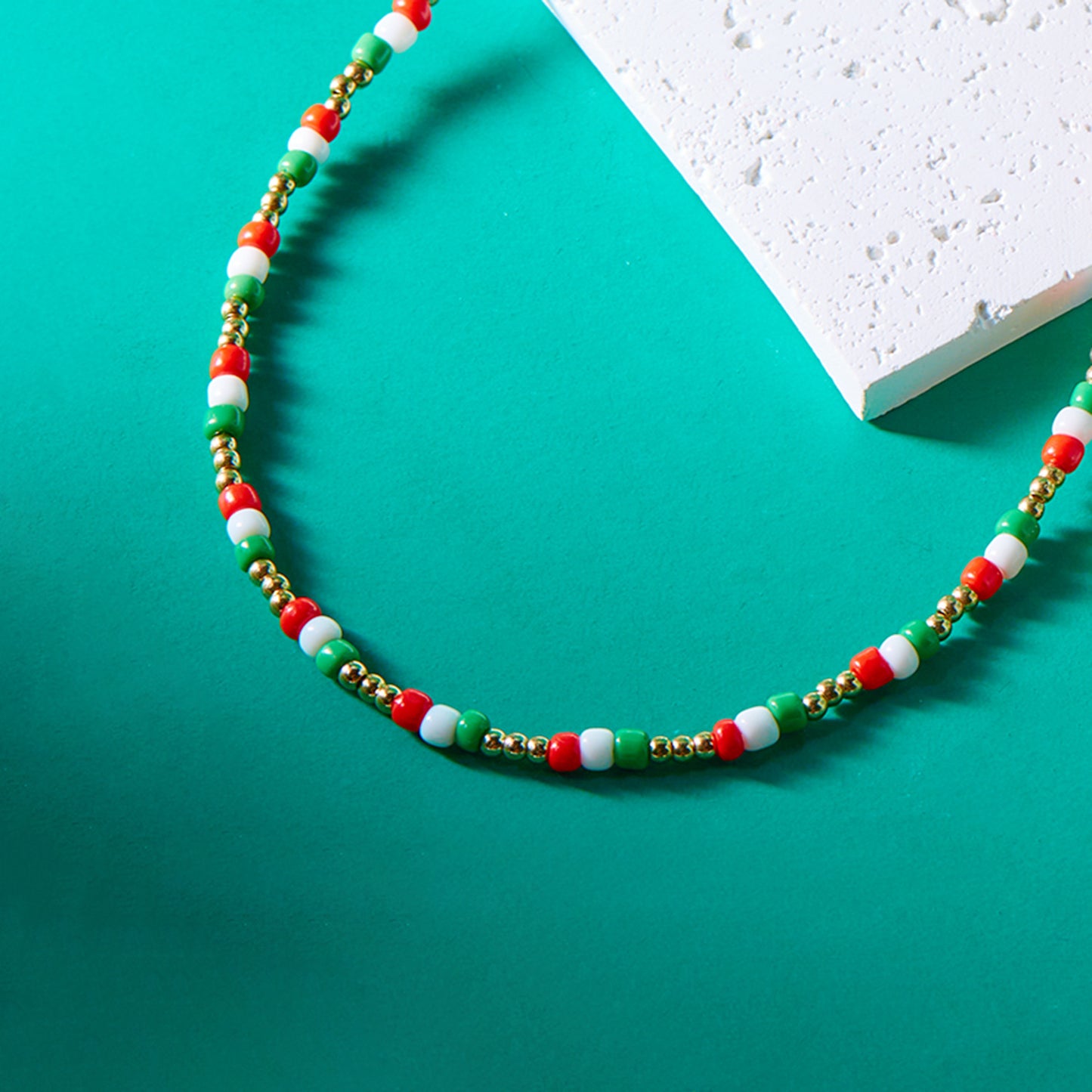 Juego de collar y pulsera de cuentas de arcilla polimérica de estilo étnico vintage y colorido para mujer con detalles de copos de nieve y campanas de Navidad