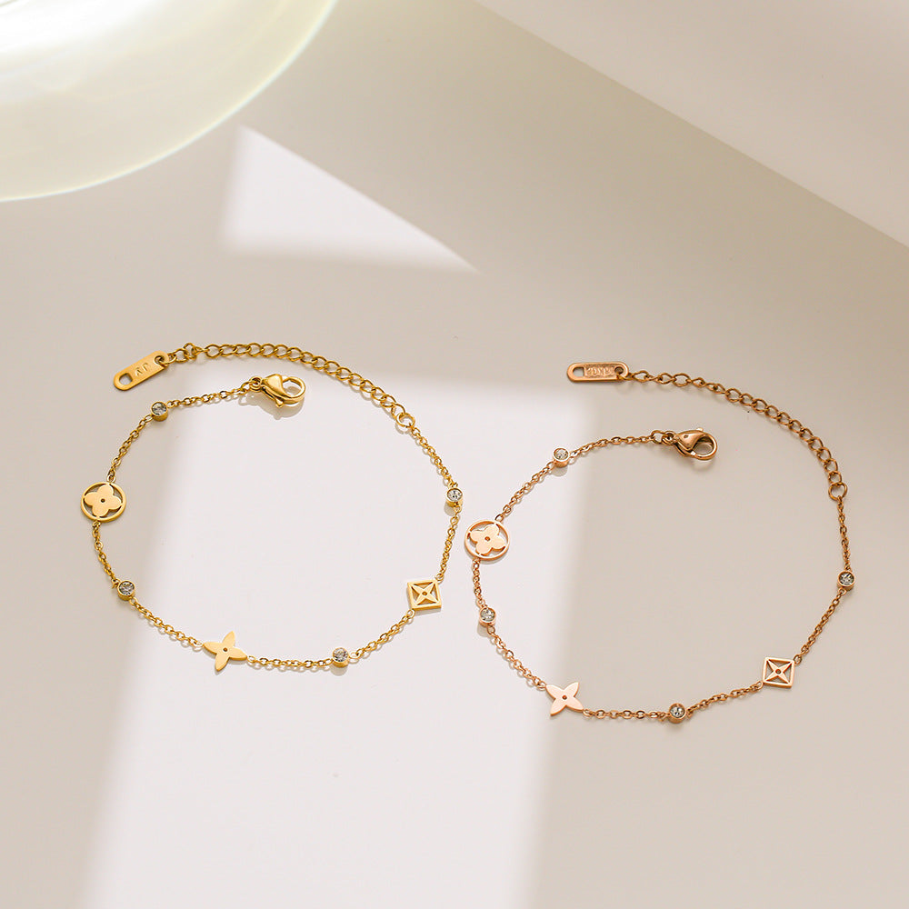 Pulsera Minimalista de Trébol de Cuatro Hojas para Mujer de Acero Inoxidable Chapado en Oro Rosa de 18K con Diseño de Letras y Números