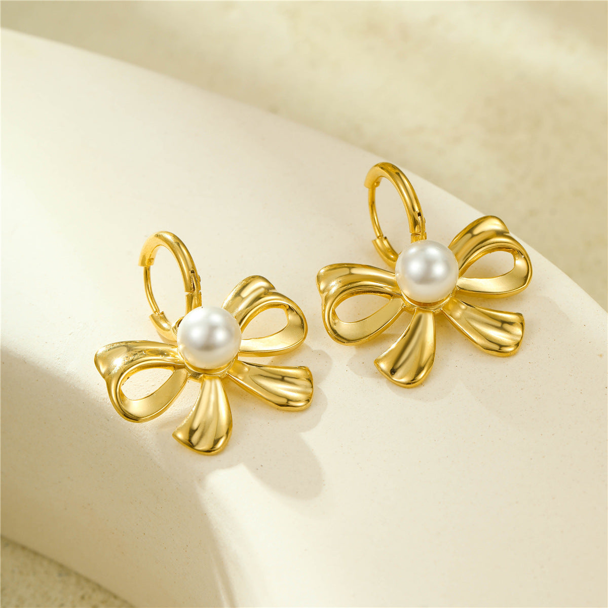 Pendientes de acero inoxidable de moda con forma de lazo, chapados en oro de 18 quilates y detalles de perlas para mujer