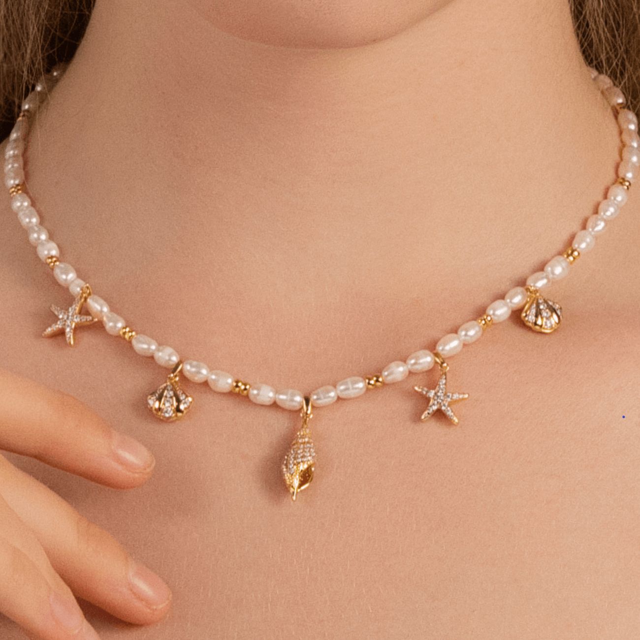 Collar de barra con dije de perla y concha de latón chapado en oro, informal